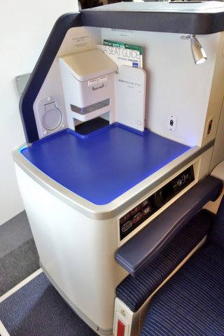 ANAビジネスクラス777-300ERシートは安っぽい？