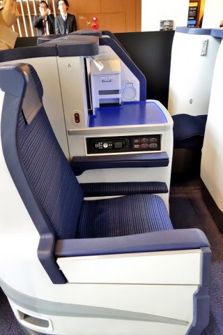 ANAビジネスクラス777-300ERシートは安っぽい？