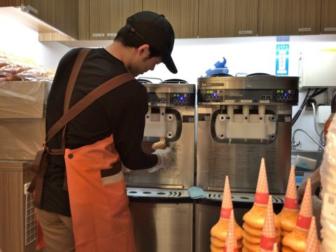北海道アンテナショップで行列必至のソフトクリームにトライ！