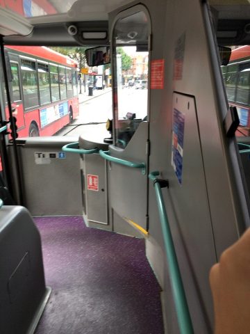 ロンドン【2階建てバス】先頭座席の座り心地をレポート！