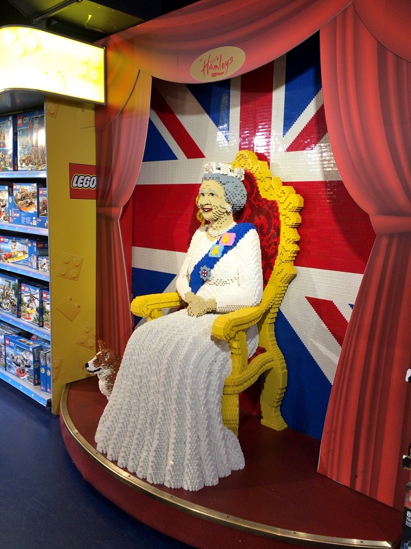 レゴのエリザベス女王が超リアル！ロンドンのおもちゃ屋TOYS HAMLEYS