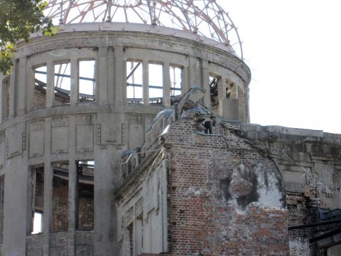 ＜原爆ドーム＞の丸い屋根を、設計士の祖国チェコ･プラハに鑑みる