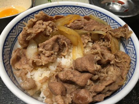 吉野家の牛丼がヒドイ…松屋と比べて分かる肉の質に唖然！