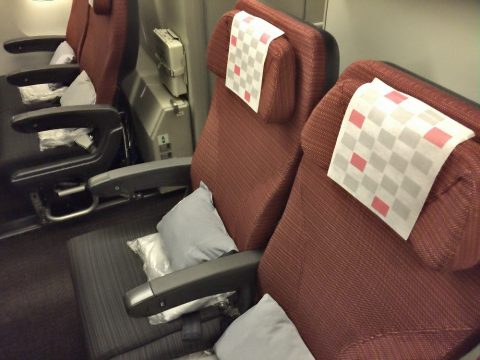 JAL国際線767のSky Widerは狭い！満席のエコノミーで快適な席はどこか？