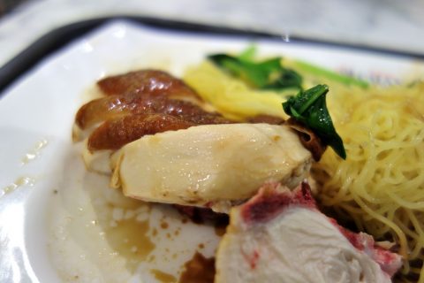Hawker-CHAN「香港油鶏飯･面」のチキンは半生