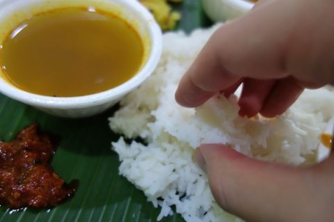 手で食べるカレー