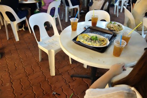 Makansutra-Gluttons-Bayのテーブル、大皿