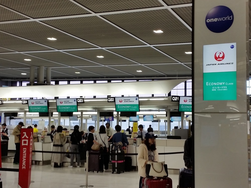 成田空港jalとマレーシア航空 チェックインカウンター の混雑状況
