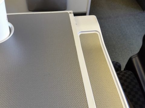 JAL国際線機材クラスJビジネスクラスシートSKYRECLINERのペン置き