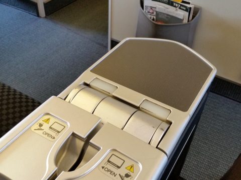 JAL国際線機材クラスJビジネスクラスシートSKYRECLINERのカクテルテーブル