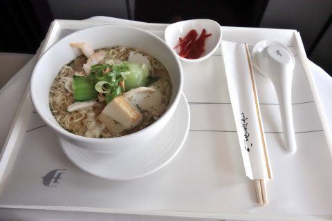 マレーシア航空A330ビジネスクラス機内食のエッグヌードル