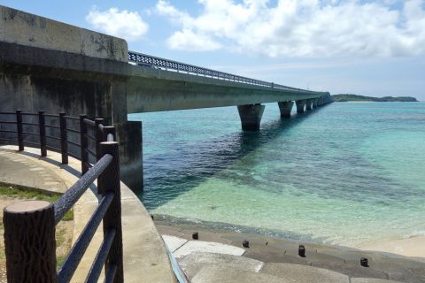 池間大橋の麓にある展望所から見る池間大橋