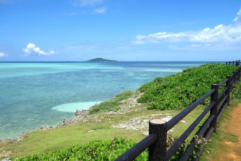 池間大橋の麓にある展望所から見える大神島