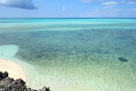 池間大橋の麓にある展望所から見渡す海