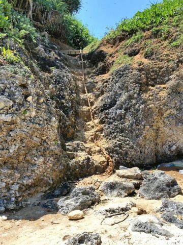 池間ロープの崖と綱（縄）