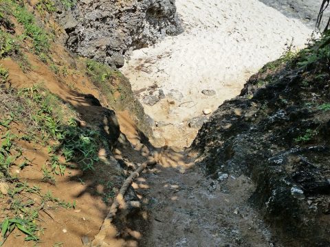 池間ロープの崖にかけられている綱