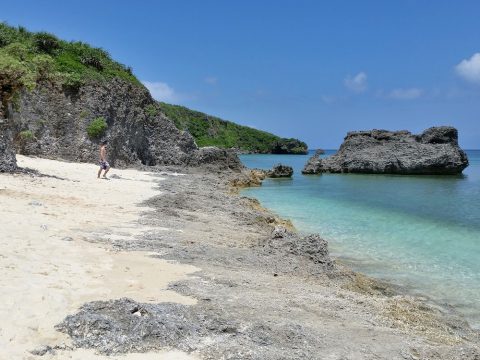 池間ロープの岩間で泳ぐ