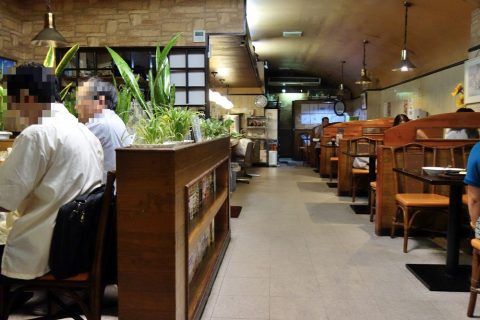 宮古島の喫茶店レオンの店内