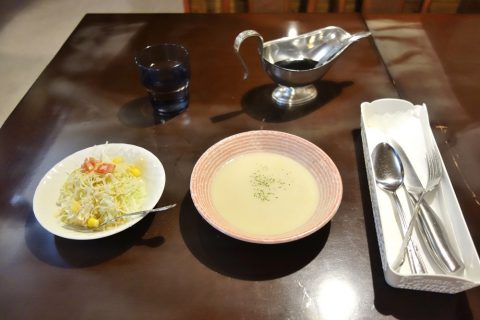 宮古島の喫茶店レオンのサラダとスープ