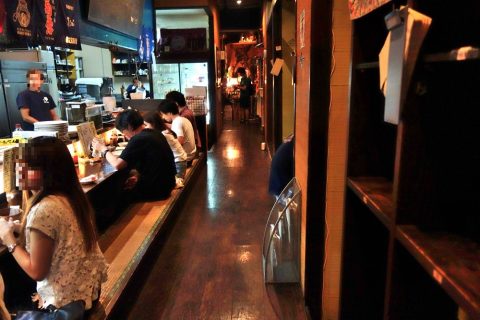 宮古島の居酒屋「眞丑」の店内