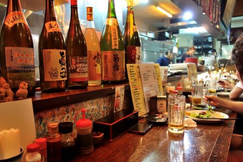 宮古島の居酒屋「眞丑」のカウンター席