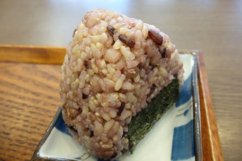 宮古島なびぃ食堂の玄米おにぎり100円