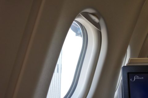 マレーシア航空a330ビジネスクラスの窓際のスペース
