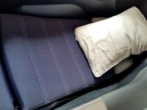 マレーシア航空ビジネスクラスA330のシートをベッドに