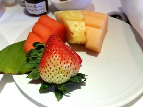 マレーシア航空ビジネスクラスKL～シドニー機内食のフルーツ