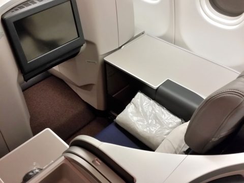 マレーシア航空ビジネスクラスA330シドニー行き座席の足元