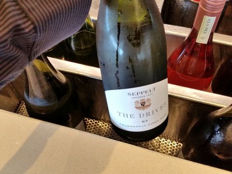 シドニー空港カンタス航空ビジネスラウンジの泡スパークリングワイン