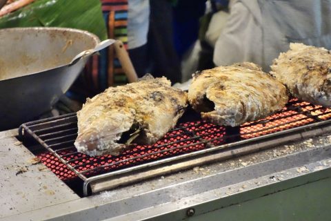 タラートロットファイ･ラチャダーの大きな魚プラーニン