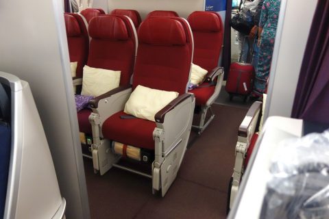 マレーシア航空A330ビジネスクラスとエコノミークラスとの間