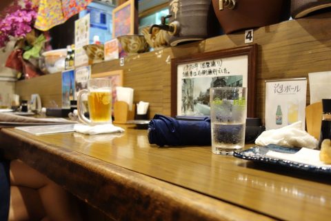 那覇の大衆居酒屋ヤンバルクイナのカウンター席