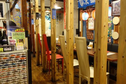 那覇の大衆居酒屋ヤンバルクイナの店内