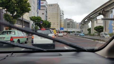 雨天の沖縄の渋滞