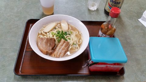 那覇で24時間営業の食堂「三笠」沖縄そば600円