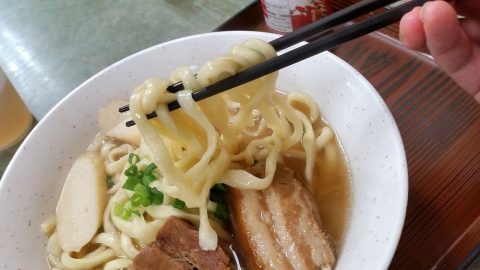 那覇で24時間営業の食堂「三笠」そばの太麺