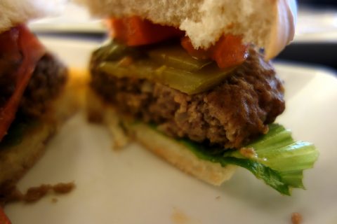 成田空港アメリカン航空ラウンジのハンバーガーの肉