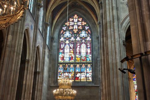ヴォティーフ教会の美しいステンドグラス