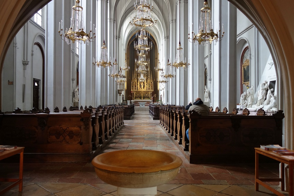 ウィーン アウグスティーナ教会 へ 美しい祭壇とパイプオルガン