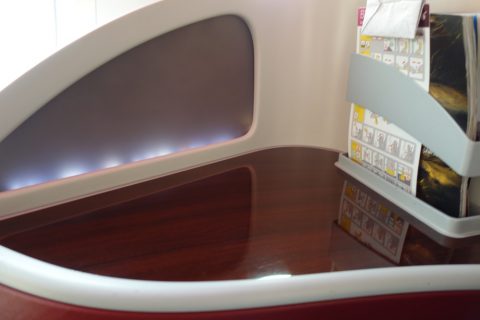 qatarairways-787-8-businessclassサイドテーブル