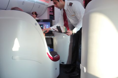 qatarairways-787-8-businessclassでCAの挨拶