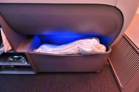 カタール航空b777-200ビジネスクラスの足元のスペース