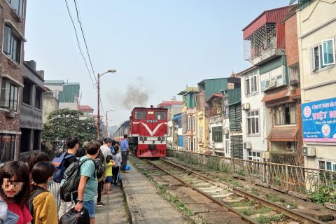 ロンビエン駅から列車に乗る