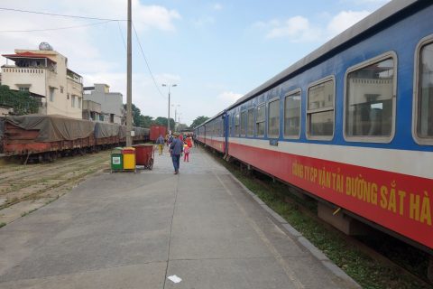 ハイフォン駅ホーム/ベトナム鉄道