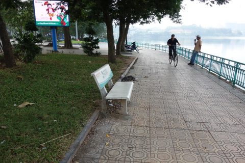 ハノイ・西湖のベンチ