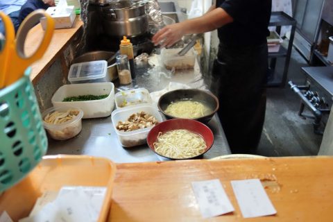 普通麺と生麺／三丁目そば