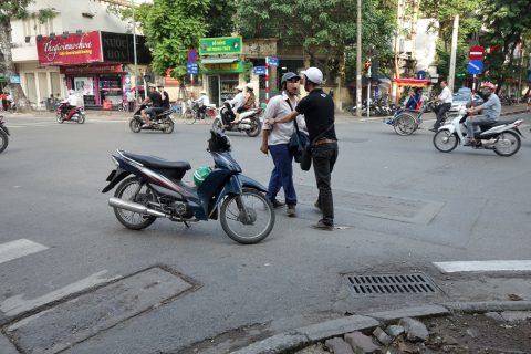 ハノイでバイク同士の喧嘩