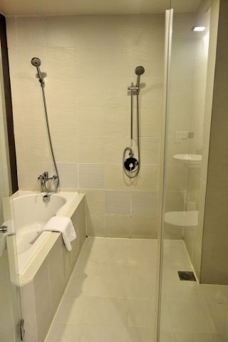 PARKROYAL-Serviced-Suites-KualaLumpur／シャワー